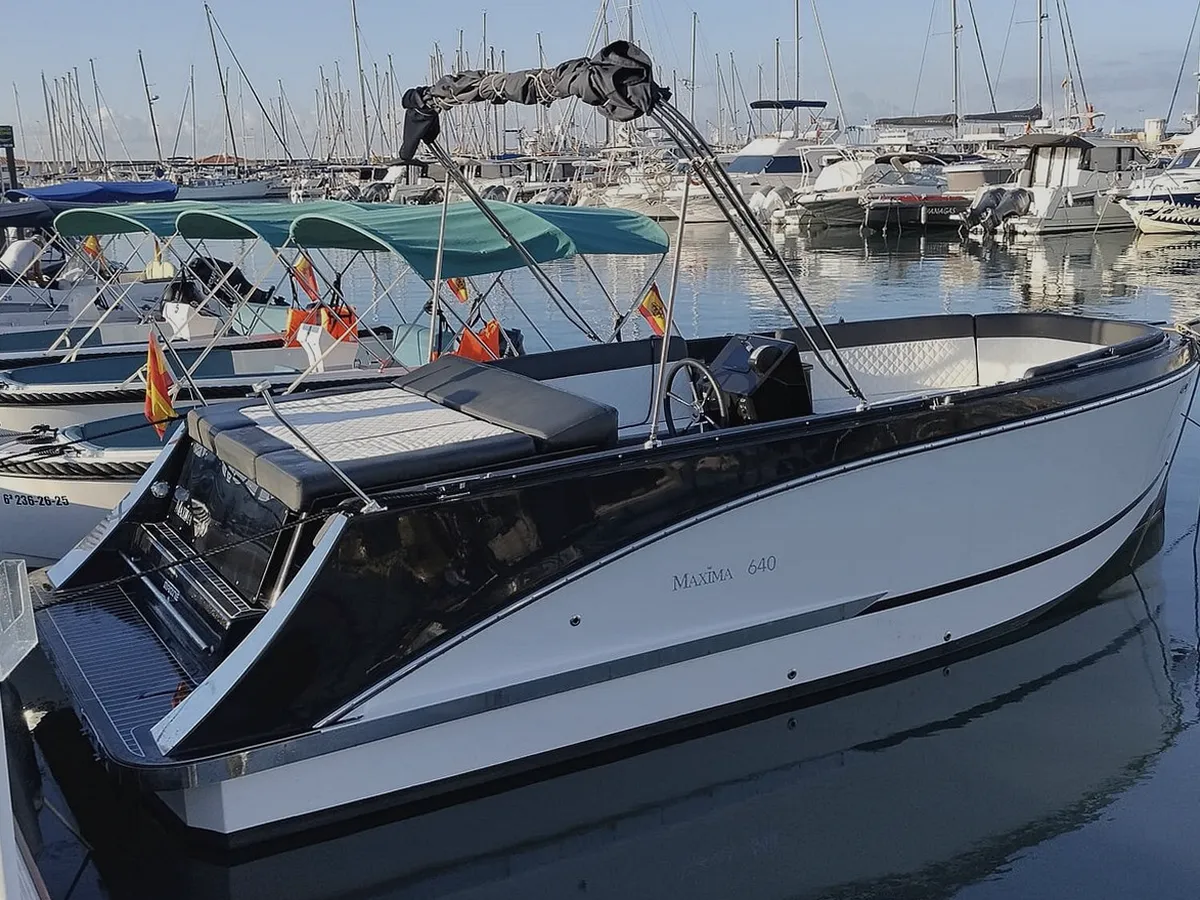 Familia disfrutando de un alquiler de barco en Fuengirola